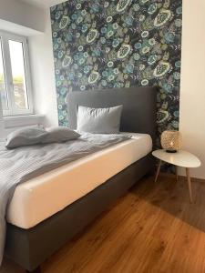 ein Bett in einem Schlafzimmer mit einer Wand mit Tellern in der Unterkunft Penthouse Wohnung in 1A City-Lage in Bamberg in Bamberg