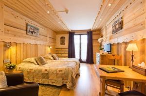 a hotel room with a bed and a desk and a desk at Le Cro-Bidou in Bernex