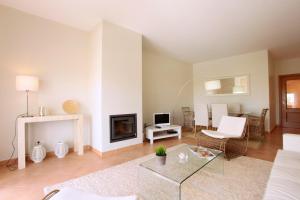 a living room with a couch and a fireplace at Apartamentos Villa T2 Vila Sagres in Sagres