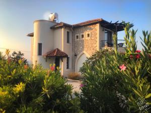 ein Haus mit Garten davor in der Unterkunft Sunset Serenity room with ensuite No1 The Lanterns in Kyrenia