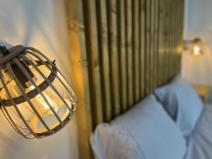 lampa wisząca nad łóżkiem w sypialni w obiekcie CD-Estudio, estudio a estrenar acogedor y funcional, céntrico, barrio tranquilo w Maladze