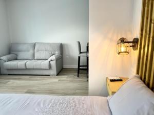 salon z łóżkiem i kanapą w obiekcie CD-Estudio, estudio a estrenar acogedor y funcional, céntrico, barrio tranquilo w Maladze