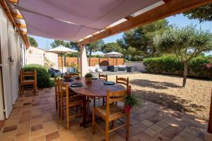 Αίθριο ή υπαίθριος χώρος στο La Grande Auguière, villa familiale et spacieuse au cœur du vignoble et à 300m de la mer