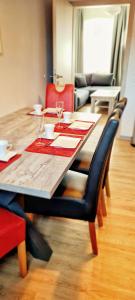 - une table à manger avec 2 chaises et une table avec des verres à vin dans l'établissement Walpurga, à Thale