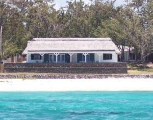 una casa en la playa junto al agua en La plage, en Centre de Flacq