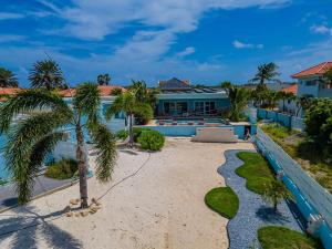 Bassein majutusasutuses Fantastic 3-Bdr Villa With Gorgeous Pool & View või selle lähedal