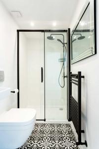 a bathroom with a shower and a toilet at Veeve - Richmond on Canvas in Richmond upon Thames