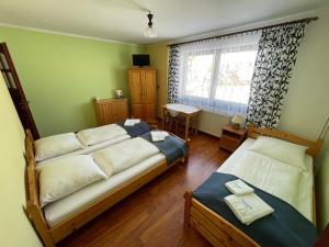 a bedroom with two beds and a window at Pokoje Gościnne u Ady in Jurgów