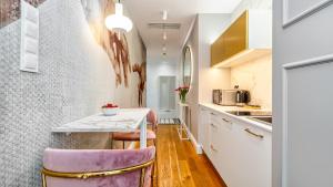 a kitchen with a table and chairs in a room at Comfy Apartments - Lux Na Fali - Monte Cassino in Sopot