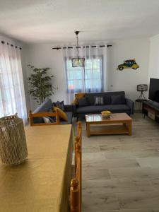sala de estar con sofá y mesa en Villa Génova, en Les tres Cales