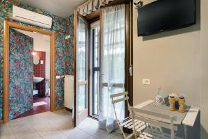 A television and/or entertainment centre at Residenza Il Fiore