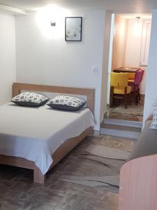 - une chambre avec un lit et 2 oreillers dans l'établissement Apartmani Most, à Trebinje