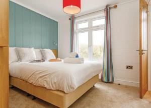 Un dormitorio con una cama grande y una ventana en Sandymouth Holiday Resort, en Morwenstow