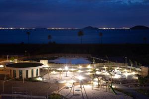 - Vistas a la piscina por la noche con luces en Los Flamencos - Playa Paraíso - Calle Bomilcar, en Cartagena
