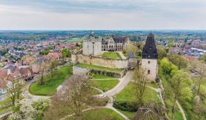 - une vue aérienne sur un château d'une ville dans l'établissement Gemütliches Bergappartement mit Weitblick, à Bad Bentheim