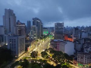 - Vistas a la ciudad por la noche con luces de la calle en Loft do Serjoca, en São Paulo