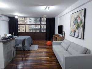sala de estar con sofá y mesa en Loft do Serjoca, en São Paulo