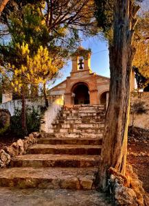 una iglesia con escaleras frente a un edificio en Ca tia Teresa, en Planes