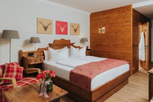 Un pat sau paturi într-o cameră la Hotel Drei Quellen Therme