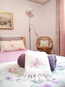 um quarto com uma cama com duas almofadas em Maria's guesthouse Volos em Volos