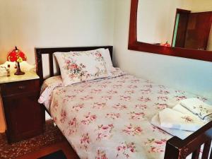 een slaapkamer met een bed en een tafel met een spiegel bij Maria's guesthouse Volos in Volos