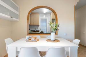 - une salle à manger blanche avec une table et des chaises blanches dans l'établissement Alea Rentals - Viking, à La Pineda