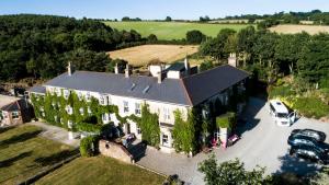 una vista aérea de una casa con un coche aparcado en una entrada en Glendine Country House Wexford, en Wexford