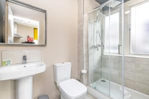 Kylpyhuone majoituspaikassa Wigan Central Serviced Apartments