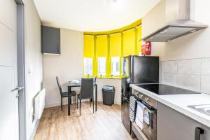 A cozinha ou cozinha compacta de Wigan Central Serviced Apartments