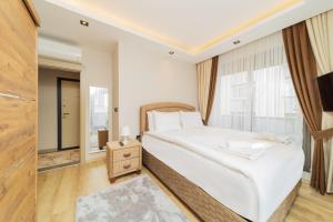 a bedroom with a bed and a window at Comfy Flat with Balcony Close to Konyaalti Beach in Antalya