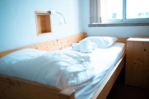 Wax Hostel客房内的一张或多张床位