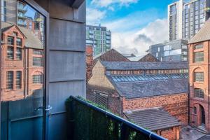 einen Balkon mit Stadtblick in der Unterkunft City Centre Apartment - Ideal for longer stays in Manchester