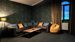 una sala de estar con un sofá y una mesa en Hotel Eden, en Mestia