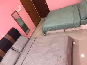 a small room with a bed and a mirror at 吉胆岛海甜民宿 Swee Sea Homestay Pulau Ketam in Bagan Teochew