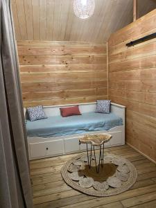 - un sauna avec un banc et une table dans une pièce dans l'établissement LA CABANE DE JABI, à Trémont