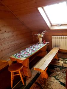 una mesa de madera y un banco en una cabaña en Agroturystyka u Marii en Białka Tatrzanska