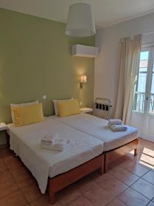 Postel nebo postele na pokoji v ubytování Twin House Spetses