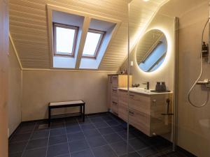 バルスタにあるVilla Ballstadの天窓、シャワー、シンク付きのバスルーム