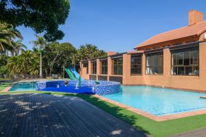 una piscina con un tobogán frente a un edificio en San Lameer Villa 12405 - 2 Bedroom Classic - 4 pax - San Lameer Rental Agency, en Southbroom