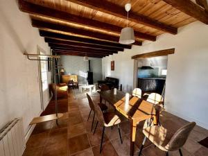 - un salon avec une table et des chaises en bois dans l'établissement Gîte Périgourdin la Picherie, à Montpon-Ménestérol