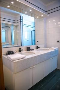 een badkamer met 2 wastafels en een grote spiegel bij Green D`Or B&B in Montone
