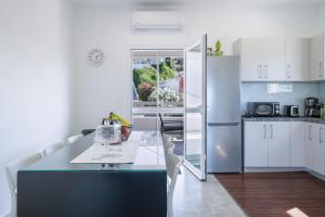 A kitchen or kitchenette at Mira Sea View Residence