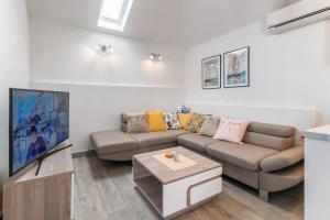 un soggiorno con divano e TV a schermo piatto di Family friendly house with a swimming pool Skrip, Brac - 17345 a Postira (Postire)