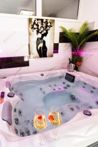un jacuzzi con dos copas de vino en Apartment Zolla Dubrovnik- Hot Tub and Free Parking, en Dubrovnik