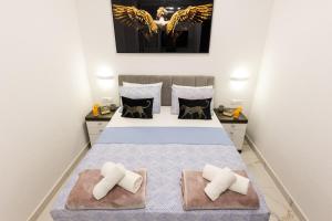 un dormitorio con una cama con dos almohadas en Apartment Zolla Dubrovnik- Hot Tub and Free Parking, en Dubrovnik