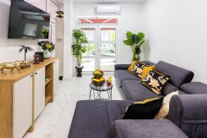 Una sala de estar con un sofá y un televisor. en Apartment Zolla Dubrovnik- Hot Tub and Free Parking, en Dubrovnik