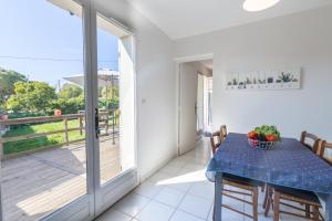 Un balcon sau o terasă la Le Verger, villa lumineuse et agréable avec son espace extérieur clos au cœur de notre vignoble +9 fotografii