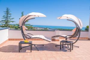 2 stoelen met parasols op een balkon bij Green D`Or B&B in Montone