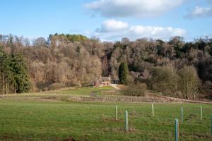 una vieja casa en una colina en un campo en Quarry Lodge, en Lydney