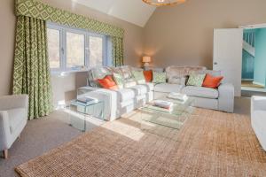 uma sala de estar com um sofá e uma mesa em Quarry Lodge em Lydney